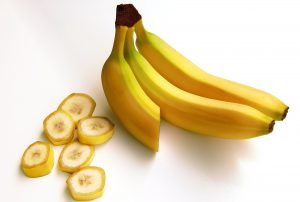 Obst, wie Bananen, Gemüse und Milch