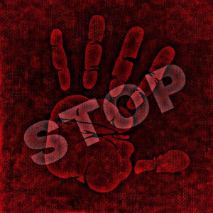Offene Handfläche mit darüber gelegtem Stop-Schriftzug. Alles ist rot eingefärbt und wird von schwarzen und dunklen Schatten durchbrochen.