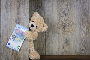 Ein Teddybär bietet einen 20 Euro Schein an