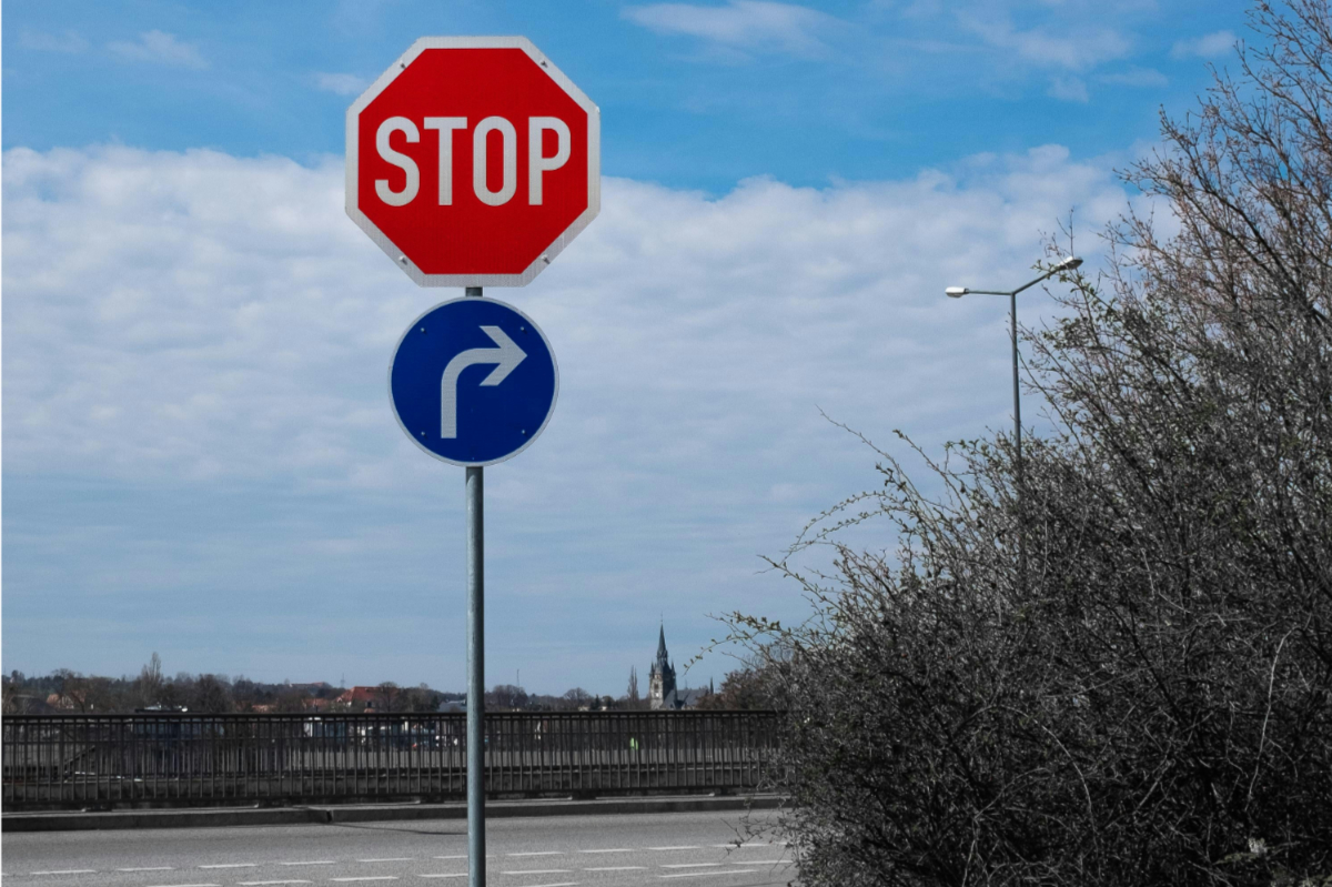 Stopschild mit Rechts-Abbiegepfeil.