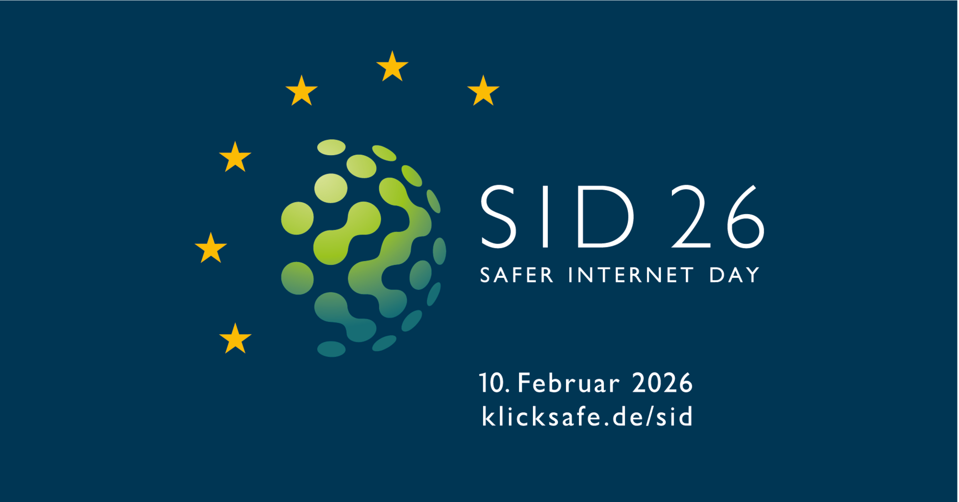 Logo vom Safer Internet Day 2026. Auf dunkelblauem Hintergrund ist links ein grüner Halbkreis zu sehen, der von 6 gelben Sternen umrahmt ist. Rechts davon ist der Schriftzug des Logos und Informationen zum Aktionstag (Datum und Link).