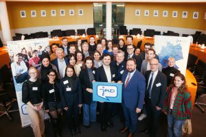 Gruppenbild des parlamentarischen Frühstücks der Jugendmigrationsdienste im deutschen Bundestag.