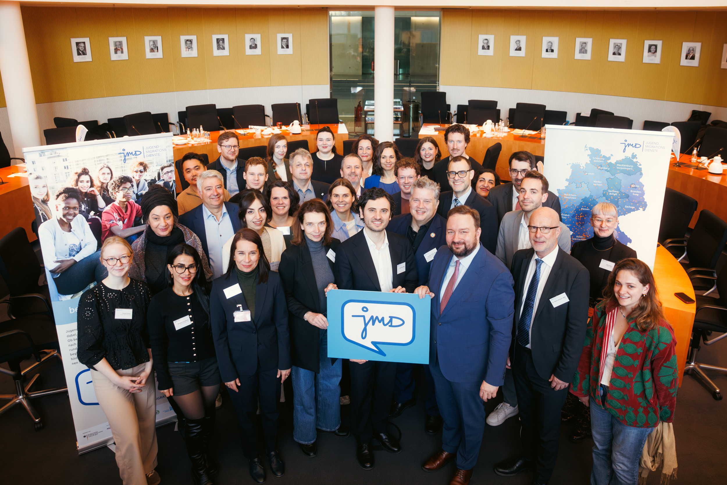 Gruppenbild des parlamentarischen Frühstücks der Jugendmigrationsdienste im deutschen Bundestag.
