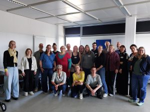 Ein Gruppenbild in einem Innenraum.