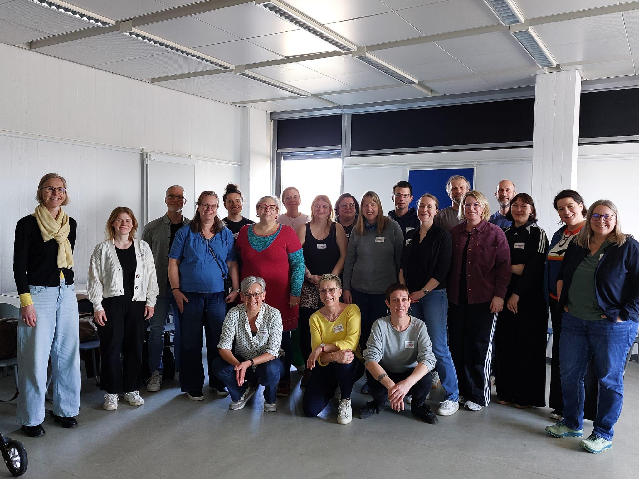 Ein Gruppenbild in einem Innenraum.