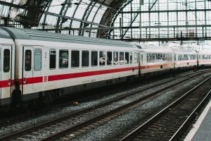 Zug in einem Bahnhof.