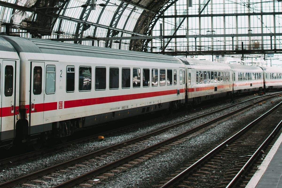 Zug in einem Bahnhof.