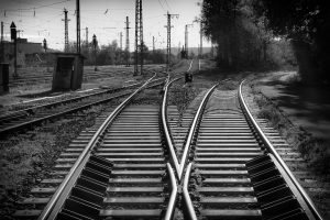 Ein Schwarzweißbild, das Bahnschienen zeigt.