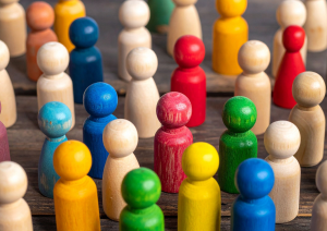 Viele bunte Holzspielfiguren.