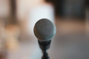 Mikrofon vor einem unscharfen Hintergrund