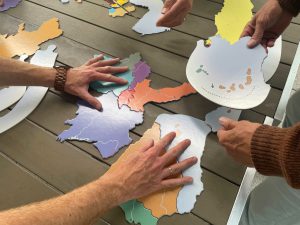 Hände puzzeln Teile Europas zusammen